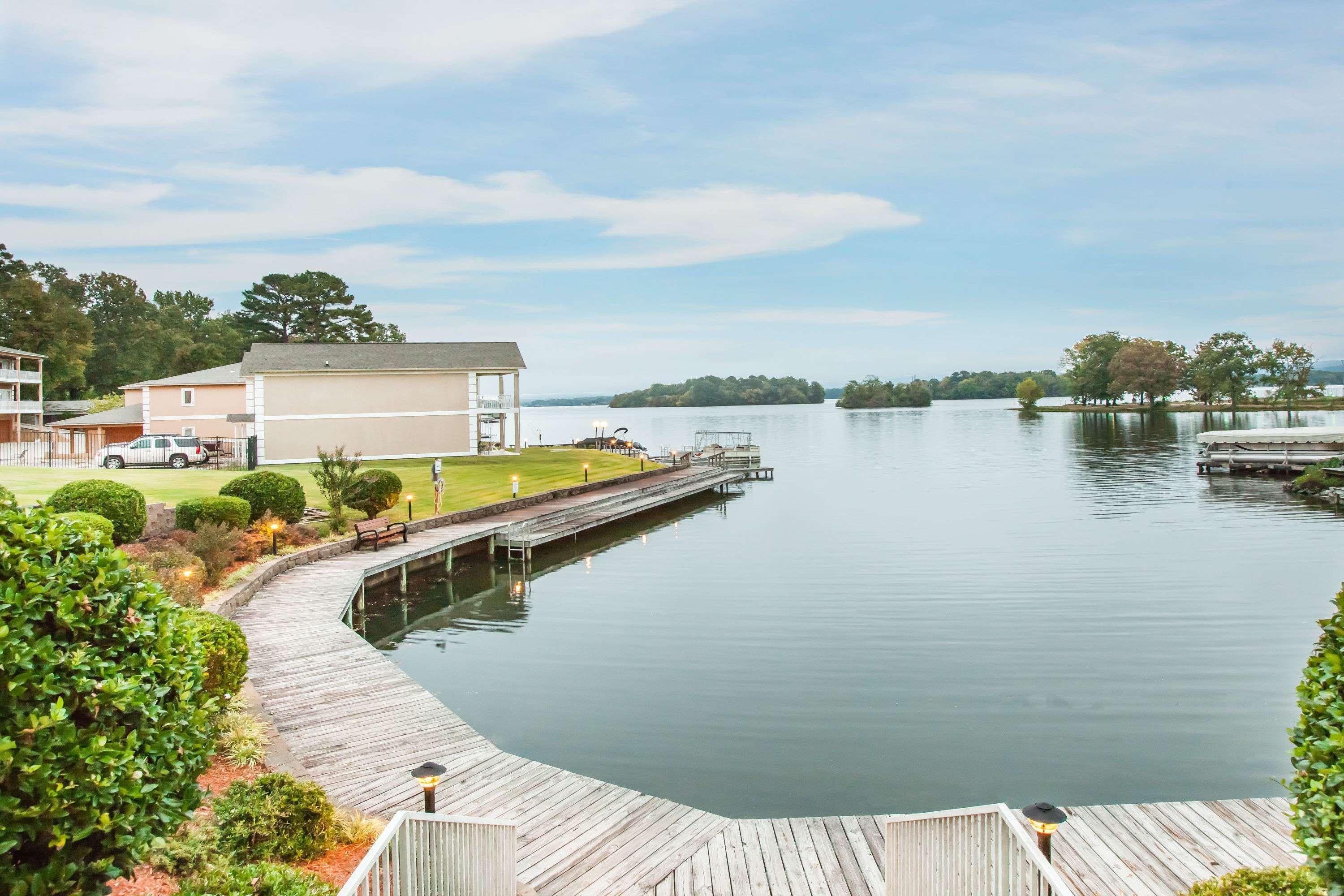 Baymont On The Lake By Wyndham Hot Springs Buitenkant foto