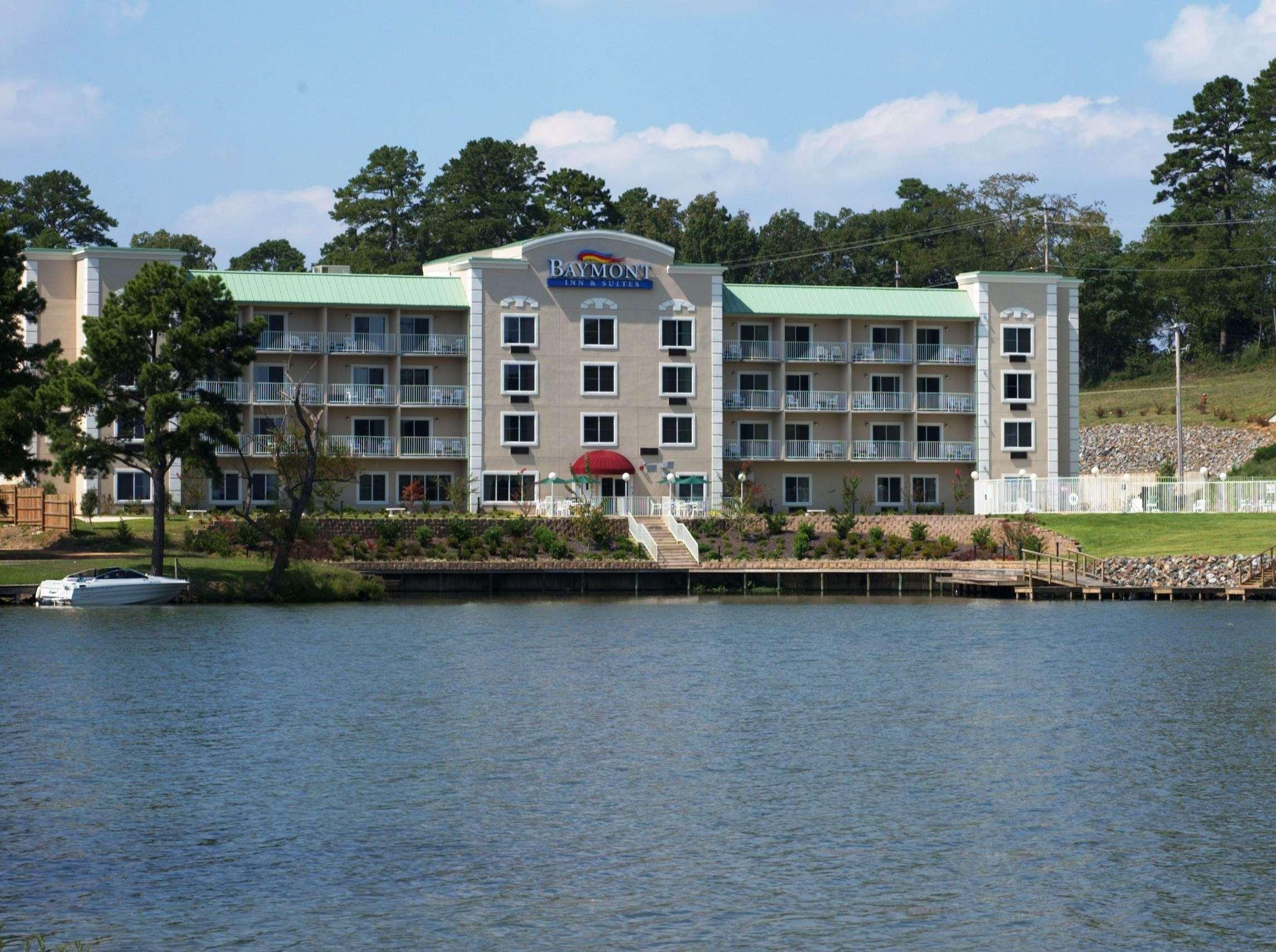 Baymont On The Lake By Wyndham Hot Springs Buitenkant foto