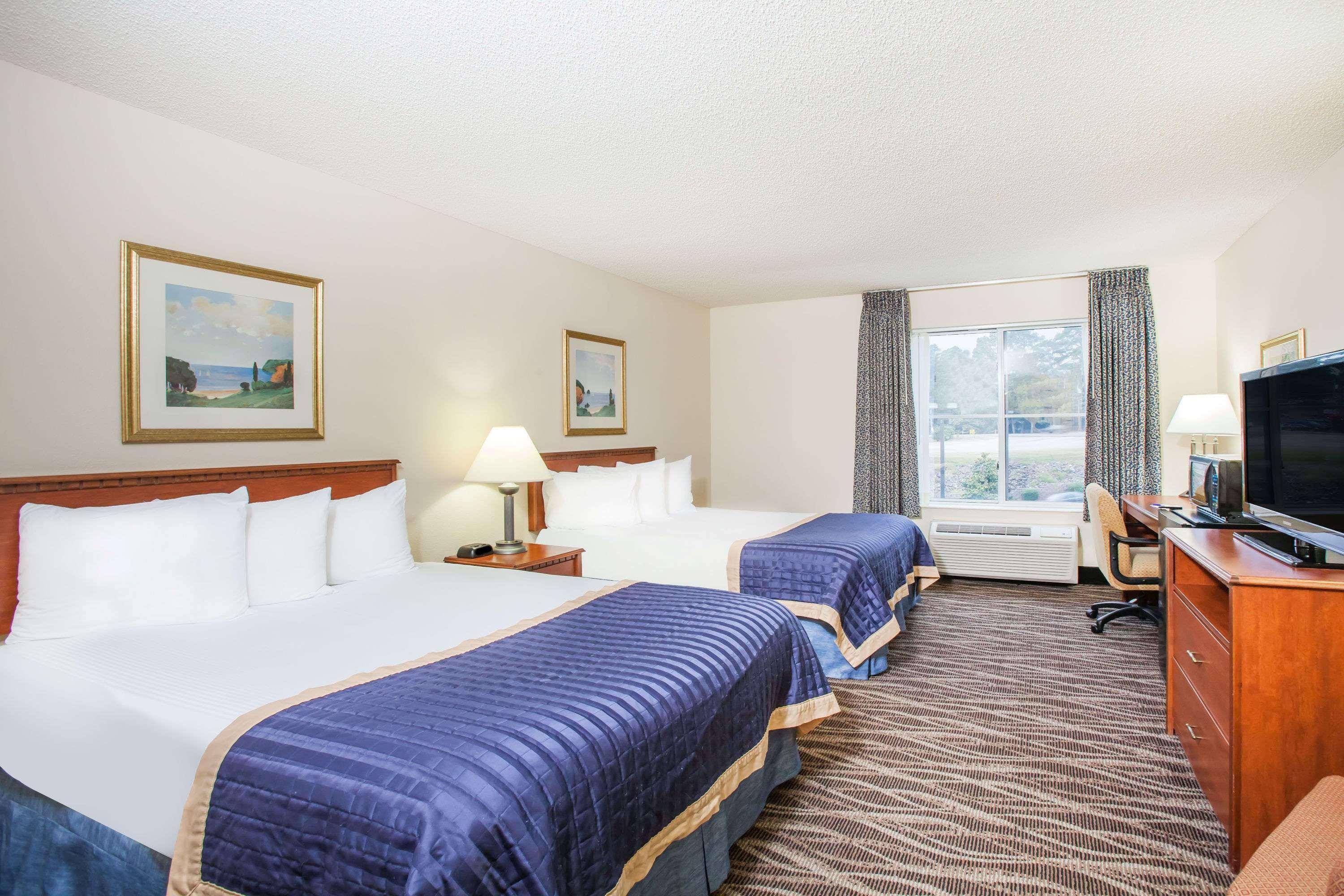 Baymont On The Lake By Wyndham Hot Springs Buitenkant foto